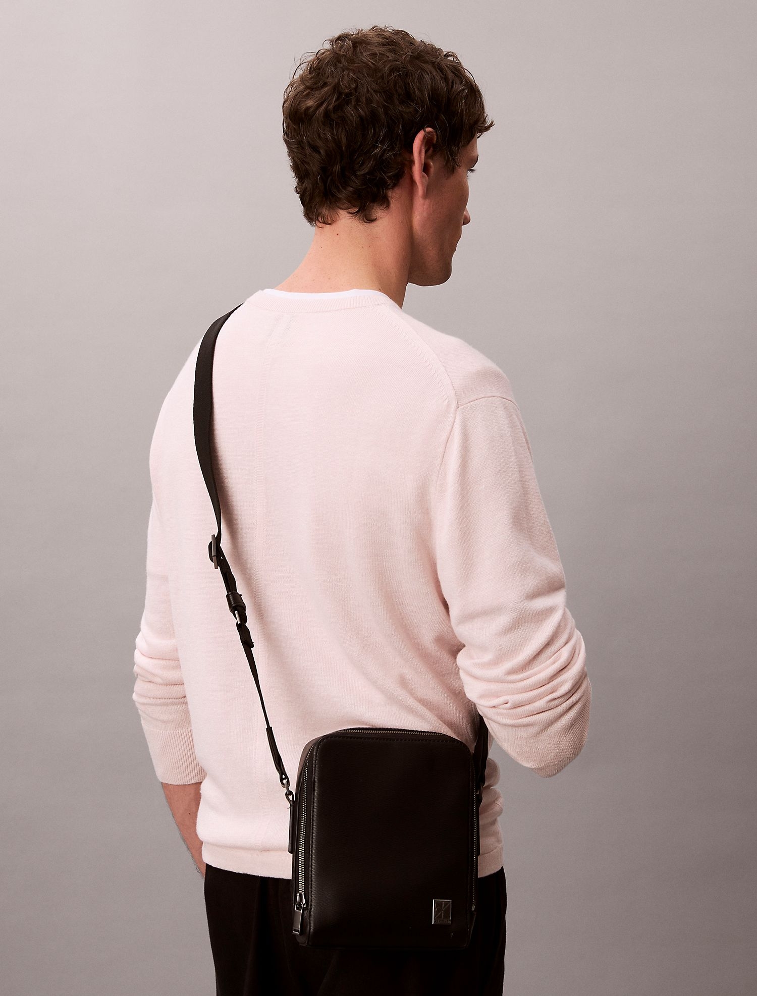 Сумка Calvin Klein Emblem Logo Slim Reporter Bag